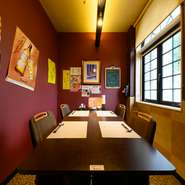 6名まで着席できるテーブル席は半個室になっています。ボルドー色の壁がシックで落ち着いた雰囲気を醸し出し、モダンな佇まいの和空間。柔らかい光につつまれて、ゆったりと料理を味わうことができます。