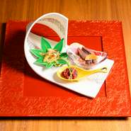 日本料理店で修業を積んだオーナーが腕を振るい、季節の食材をふんだんに使った創作和食を食べさせてくれます。小樽直送の新鮮な魚介、地元産を中心とした旬の野菜など、その時々のおいしいものが勢揃い。