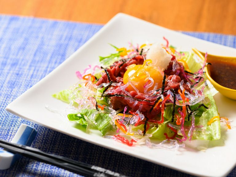 サラダ感覚で食べられる。お酒にも良く合う『馬刺しユッケ』