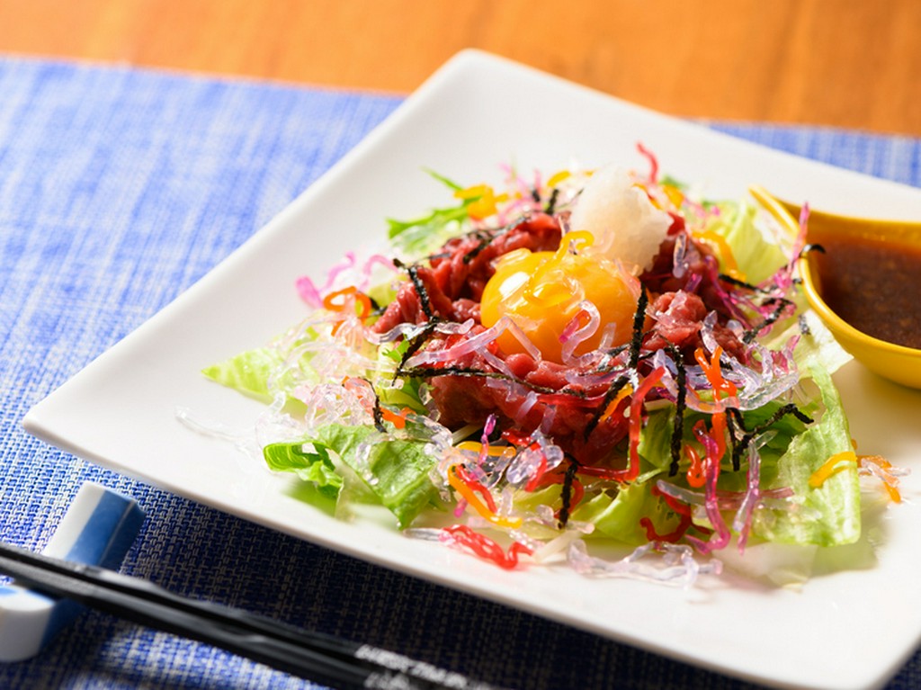 サラダ感覚で食べられる。お酒にも良く合う『馬刺しユッケ』