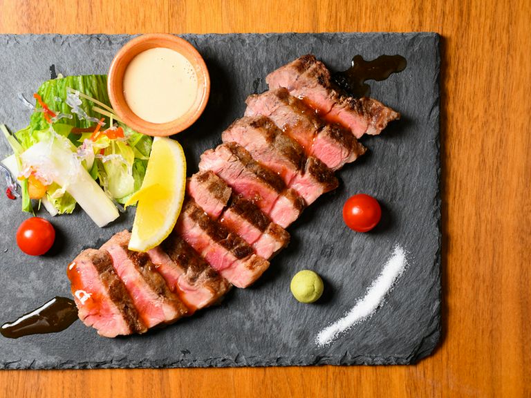 メインはこれ！食べ応えのある『ブラックアンガス牛ステーキ』