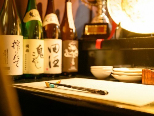 カウンターで一人、じっくりと日本酒を味わうもよし
