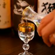 小樽から直送される北海道の海の幸、季節の野菜など、選りすぐりの旬食材を揃え、その時季ならではの料理でもてなしてくれます。料理に合わせるお酒は、オーナー自らセレクトする日本酒が種類豊富です。