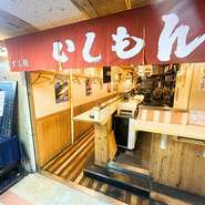 当店はカウンター14席のみ。立ち飲み専門店のため、お仕事帰りにもふらっと寄りやすいお店。
一人飲み大歓迎！気軽に楽しむという本来の江戸前鮨のスタイルのもと、リーズナブルな価格で本格寿司をご提供します。