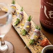 季節ごとに厳選された全国の地酒を辛口、甘口、フルーティー、旨口から選べ、お料理やお好みに合わせてご堪能。いしもんオリジナル「小左衛門（岐阜）特別純米」はお魚やどんなお料理ともバランスの良い味わいです。