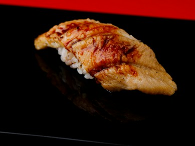 大人世代のご夫妻がゆっくり鮨を楽しむのに理想的な一軒