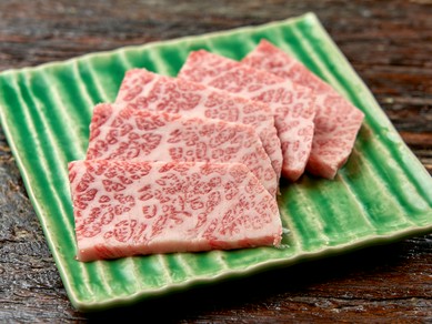 頑張った自分にご褒美を!厚い霜降り肉がウリ『ヘッドバラカルビの塩焼きとワサビと柚子胡椒
