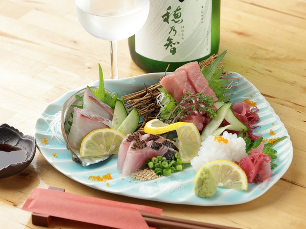 新鮮な魚介の旨みをそのままに、四季の移ろいを表現