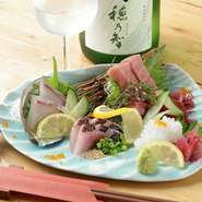 魚は鮮度にこだわり、店主自ら買い付けに出向いたり、市場から直送で仕入れています。身の締まり具合や脂の乗りを見極めて厳選。その魅力を最大限に引き出した一皿が、お腹も心も満たします。