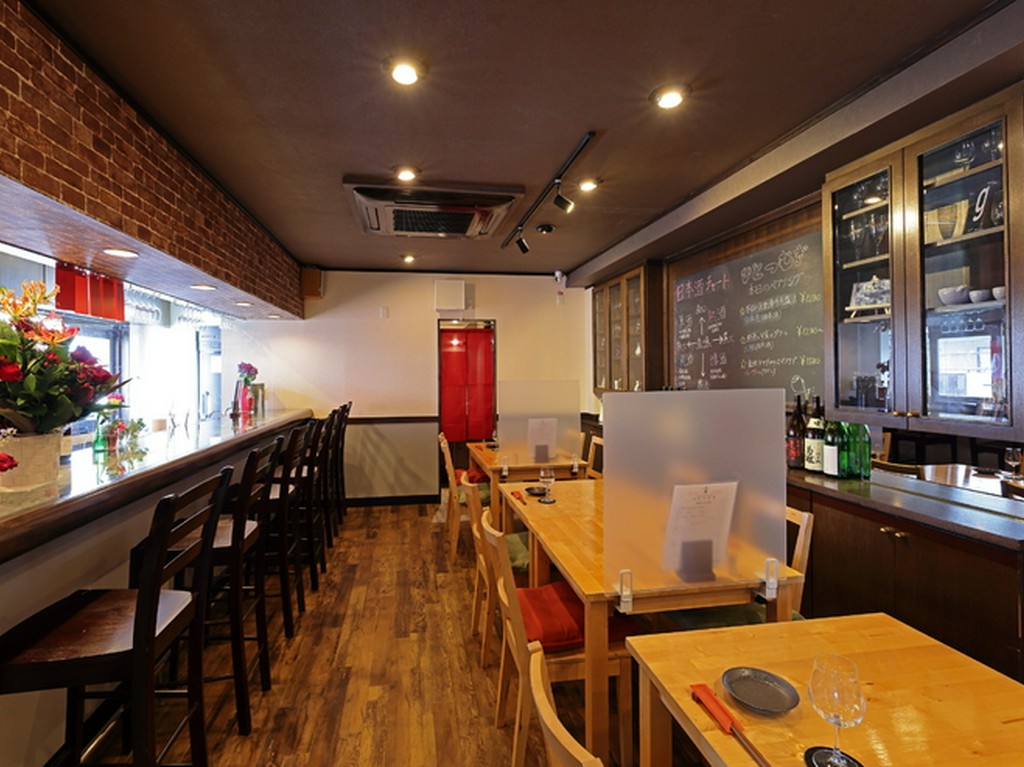 落ち着いた雰囲気漂う、大人のための隠れ家バル