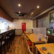 木のぬくもりを感じるナチュラルな設えがオシャレな雰囲気を醸しだす店内。ゆったりと心が穏やかになる空間です。肩肘張らずに過ごせるので、会社の飲み会やお祝いの席にも最適。貸切利用も可能です。