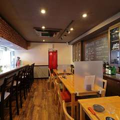 落ち着いた雰囲気漂う、大人のための隠れ家バル