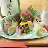 季節毎の鮮魚はもちろん、必ず本鮪が入っているのも人気のポイント。熟成させるなど、魚に合わせて丁寧な仕事が施されています。醤油のほか岩塩や柚子胡椒を付けてもよし、さまざまな楽しみ方を提案してくれます。