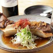 骨付きの特大鮪のカマをオーブンでじっくりと焼き上げています。黒酢の特製タレでいただいて。しっかりとした旨みと共に奥深い味わいが感じられます。2～3名でシェアしてもOK。