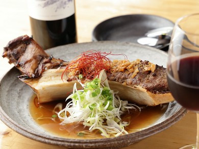 鮪を骨付きステーキ感覚でかぶりつく『豪快！　鮪のスペアリブ』