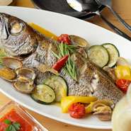 旬の魚と野菜をたっぷり、その時季の素材を活かした調理法で仕上げた一品。付け合わせの自家製トマトソースで味の変化を楽しんでみて。日本酒か白ワインと合わせるのがオススメです。バケット付き＋200円