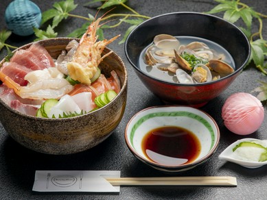 旬の地魚をたっぷりのせた『海鮮丼』
