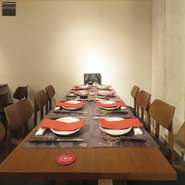 様々な種類のシュラスコ（お料理）を楽しめるお得なコースで、わいわい賑やかな時間を満喫。気の置けない友人たちとの語らいのひとときにぴったりです。