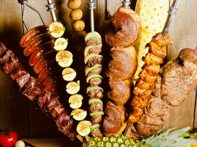 ランチ１５種類、ディナー２０種類のシュラスコが食べ放題！！
