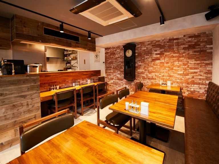 レンガ調の壁面と木の香り漂うテーブルで、美味しい食事を堪能