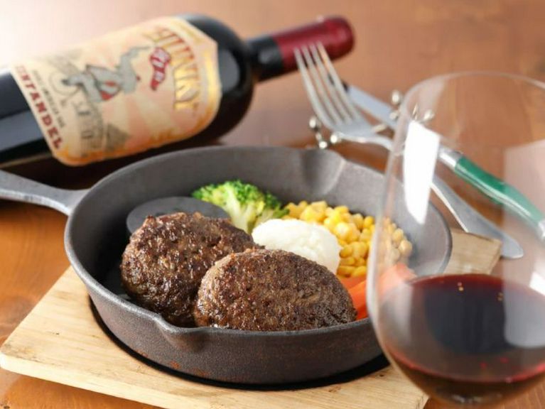 お肉とのペアリングも愉しめる、とっておきのお酒も取り揃え