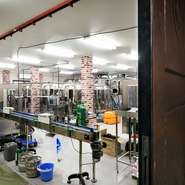 クラフトビールを醸造しているビール工場が隣接しているため、新鮮なできたてのビールを味わえます。お土産に最適な3～4種類ほどのオリジナルビールは、ショップでの購入が可能。