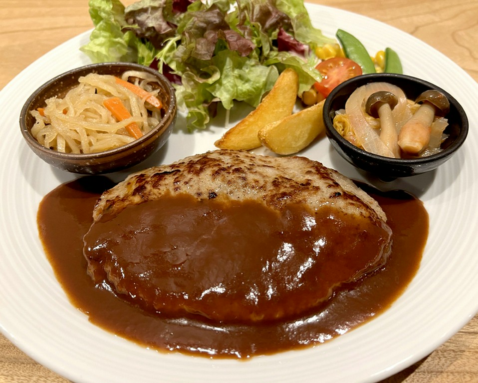 ビーフハンバーグ(ライス又はパン、スープ付き)