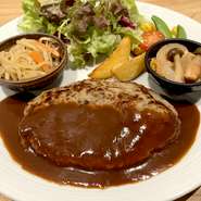 肉汁をたっぷり閉じ込めた、牛100%のハンバーグをふっくらしっとりに焼きました。180ｇでボリューム満点の当店人気の一品！