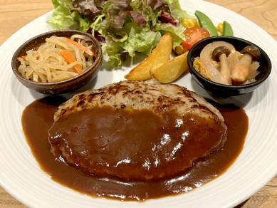 柔らかくジューシーな肉のおいしさが口いっぱいに広がる『ステーキ定食(160g)』