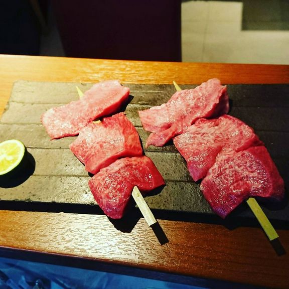 霜降り牛タンの串焼き