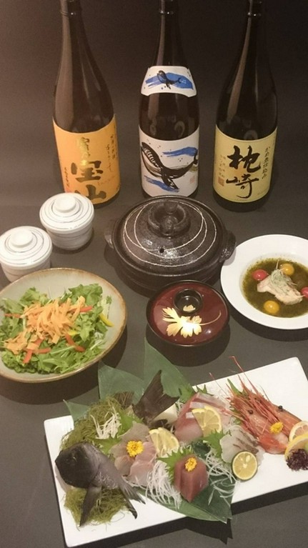 季節の食材にこだわったコース料理を提供しております。プラス1,500円で飲み放題可能。