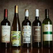 ワインはグラス・ボトルともに提供。産地はフランス、イタリア、スペイン、アルゼンチン、ジョージア、日本とさまざま。グラスは430円～、ボトルは2,980円～から揃います。