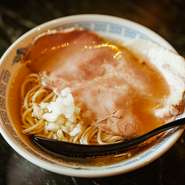 〆の一品として人気。貝の旨みがぎゅっと凝縮したスープには、熊本の製麺所から取り寄せた全粒粉麺を合わせています。