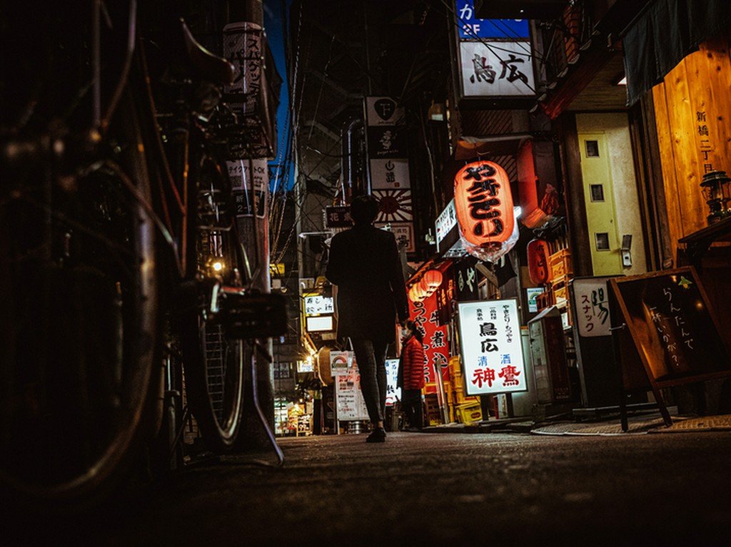 新橋の呑兵衛が集まる路地裏に位置