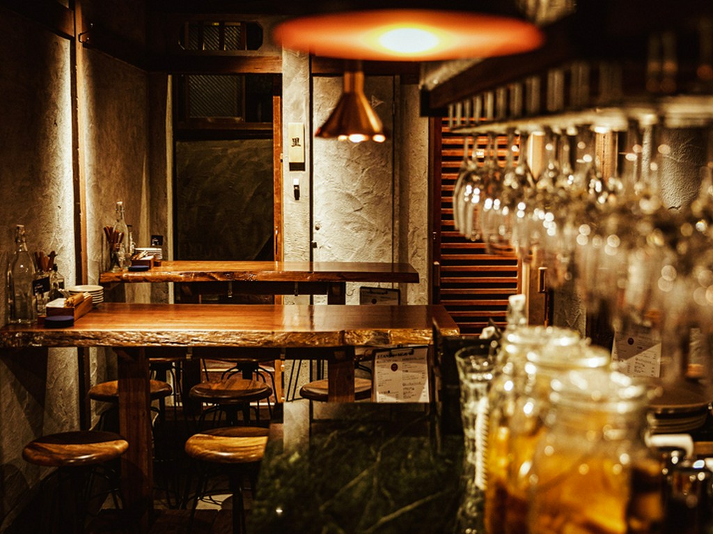 店内入り口と奥にはテーブル席もあり