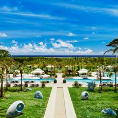 ラグジュアリーで開放感あふれる、南国リゾートレストラン