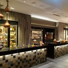 肉料理の「LANDキッチン」は、躍動感あふれるオープンキッチン