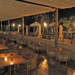 テラス席は64席。夜はオレンジの灯りが灯り、雰囲気抜群