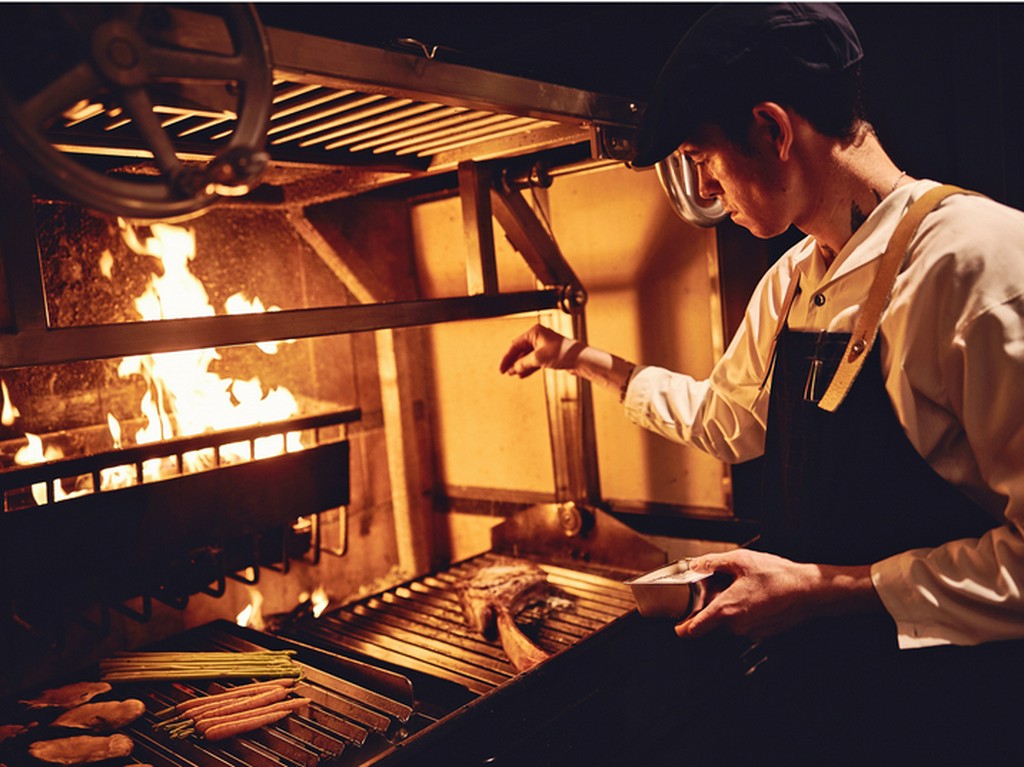 最新のウッドファイヤーグリルで焼き上げる、本格的な肉料理