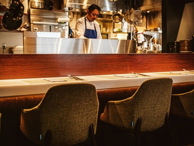 目の前が厨房。シェフと気軽に話せるカウンター				