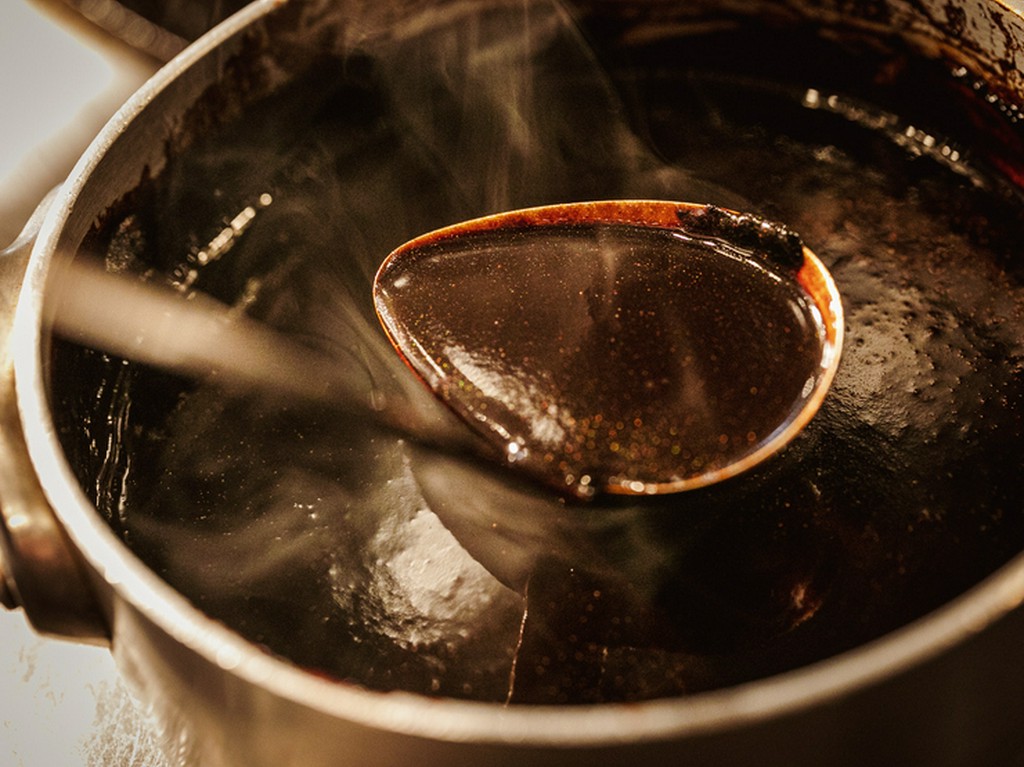 １週間かけてつくる、店主自慢のデミグラスソース				