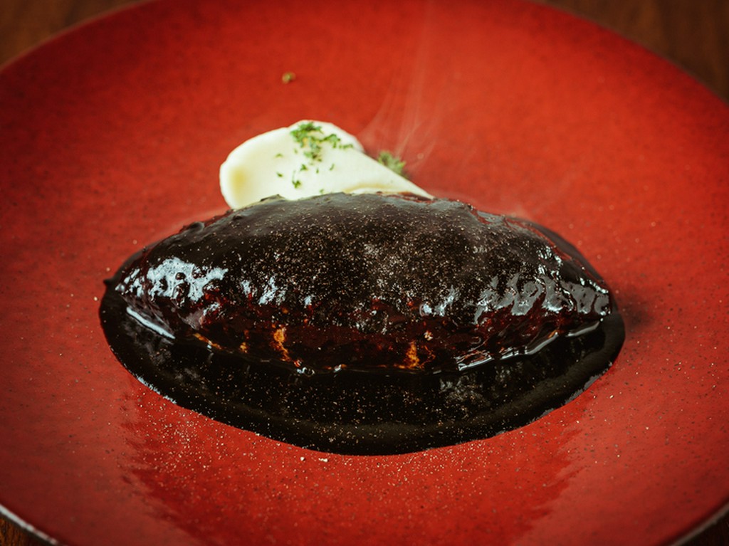 黒光りする美しきデミグラスソースをまとった『遠山特製デミグラスソースハンバーグ』