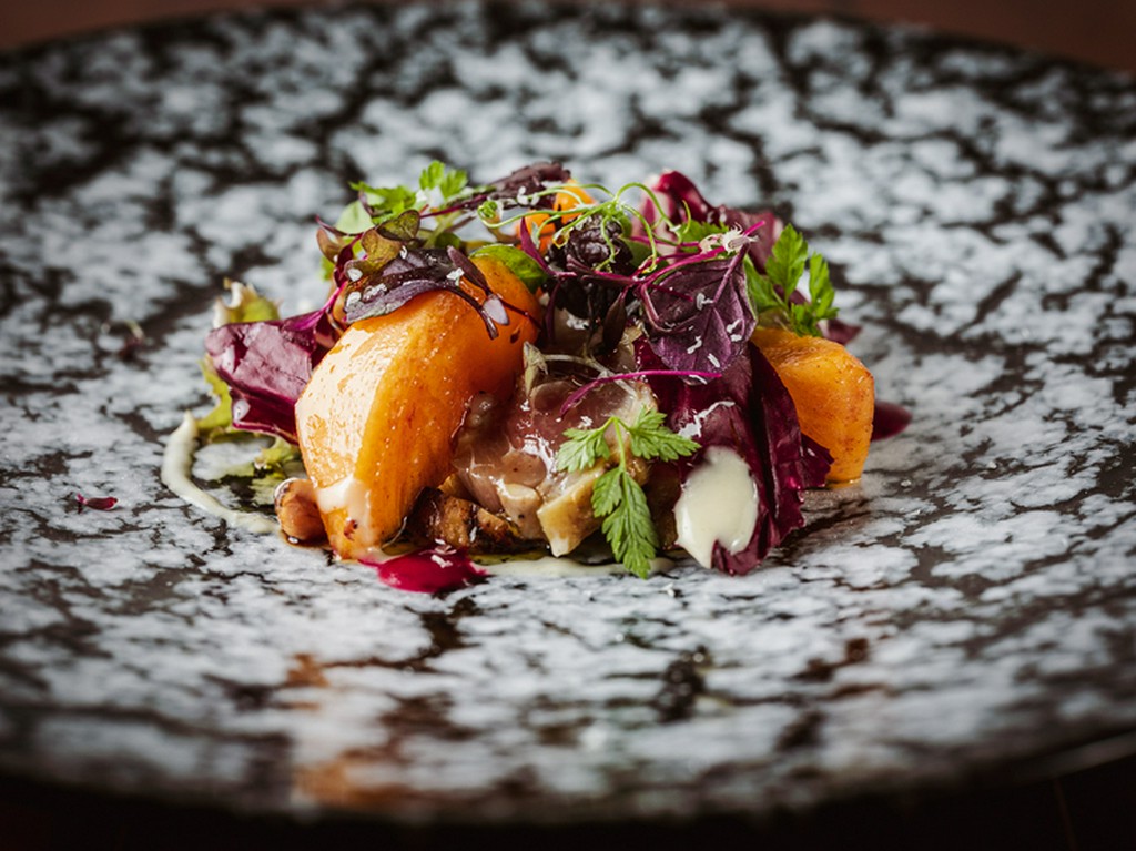 天草大王のタタキと冬柿を合わせた『天草大王のサラダ仕立て』