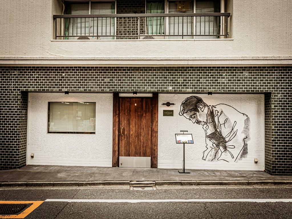 店主の似顔絵が大胆に描かれた外壁が目印