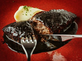 店の看板商品『遠山特製デミグラスソースハンバーグ』			