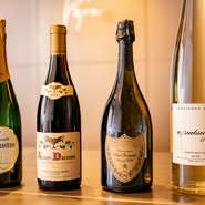 フランス、ニューワールドなどさまざまな産地のワインを、幅広い価格帯で約2,000本もストック。メジャーな銘柄から、ワイン愛好家を唸らせる珍しい一本まで揃っています。