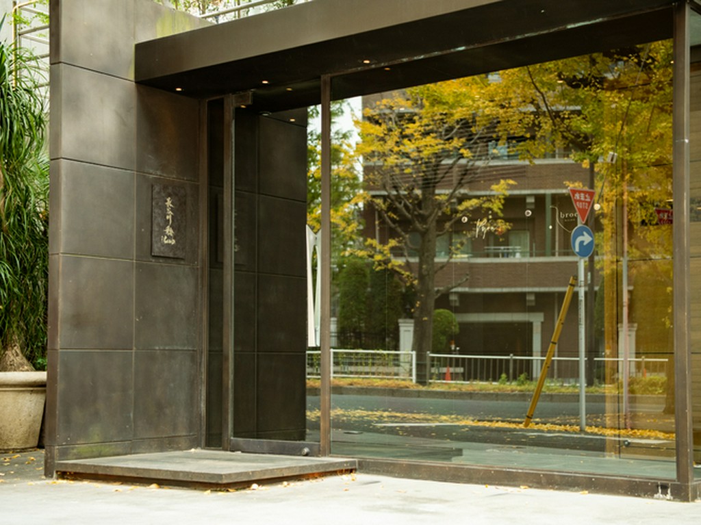 一等地の片隅にひっそりと佇む、控えめでシックな店構え