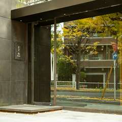 一等地の片隅にひっそりと佇む、控えめでシックな店構え