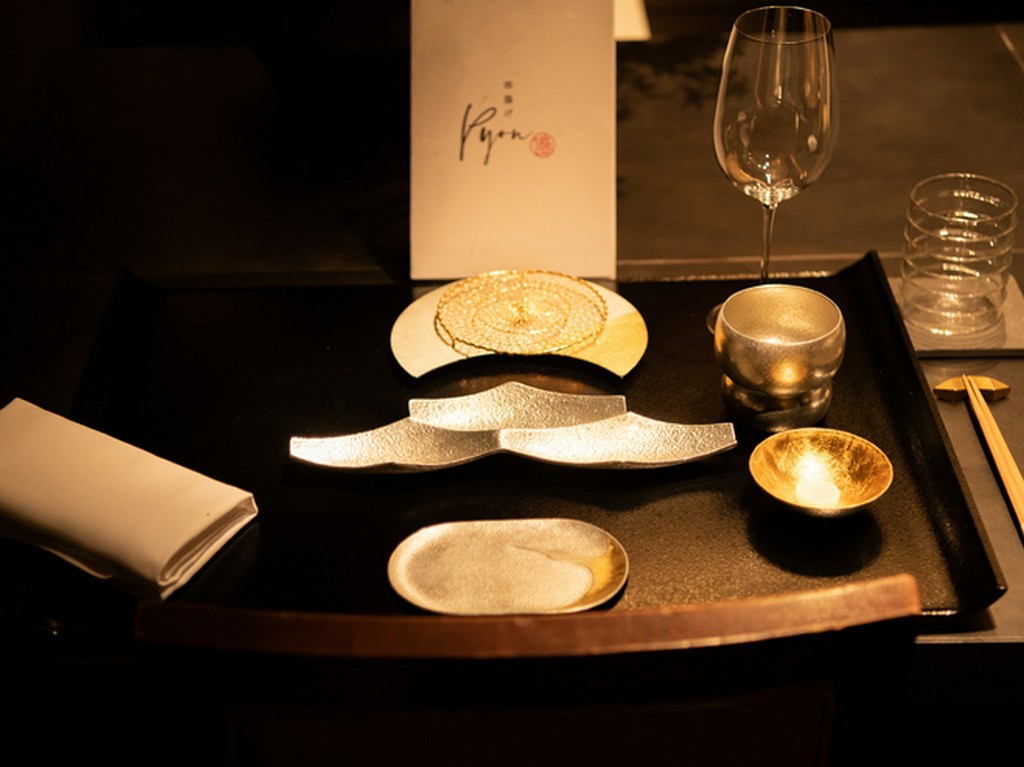 串揚げコースを引き立てるスタイリッシュなコーディネート