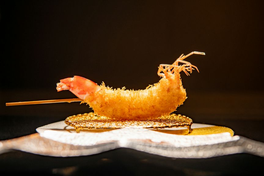 足まで丸ごとカリッと揚げた、フォルムも美しい『天然車海老』